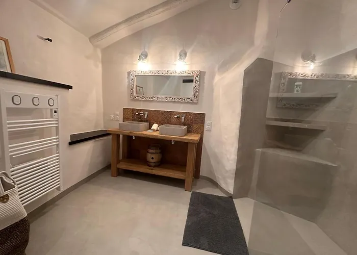 Bergerie Renovee Avec Piscine Chauffee Et Terrain Cloture