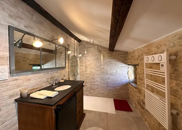 Bergerie Renovee Avec Piscine Chauffee Et Terrain Cloture